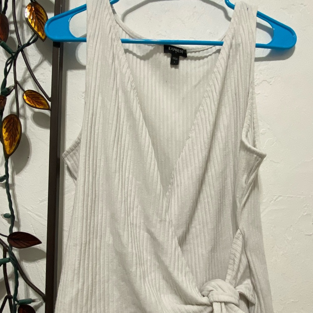 2/$5 Add another item to bundle.
Express white top tied on front